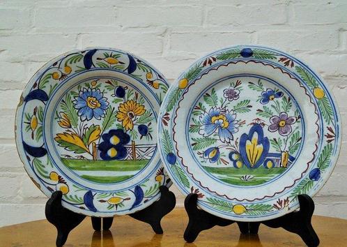 Delft, Plateelbakkerij - Polychroom Delftse schotels met, Antiek en Kunst, Antiek | Glaswerk en Kristal