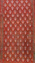 Kaukasisch tapijt bedekt met. gestileerd plantaardig rooster, Nieuw