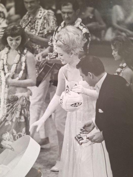 Pierluigi - Brigitte Bardot and Jean-claude Brialy attending, Antiek en Kunst, Kunst | Designobjecten