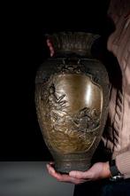 Vase - Bronze, Un grand vase japonais en bronze ciselé orné, Antiek en Kunst