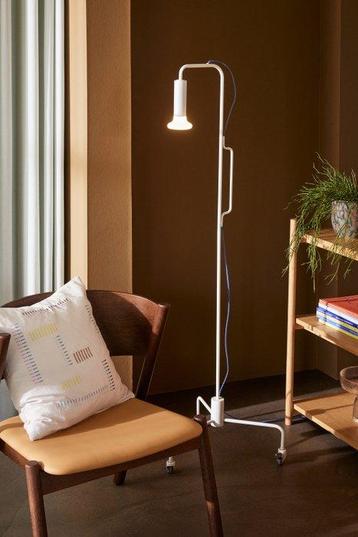 Hübsch - Staande lamp - IDO vloerlamp - Lichtgrijs - Metaal