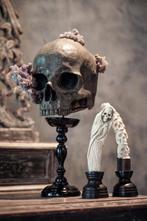 Snijwerk, NO RESERVE PRICE-Carved of human skulls with flies