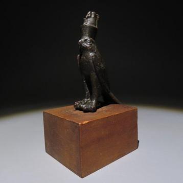 Oud-Egyptisch Brons God Horus als een valk. Late Periode, Collections, Minéraux & Fossiles