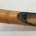 Traditionnel récipient japonais en bambou suspendu pour