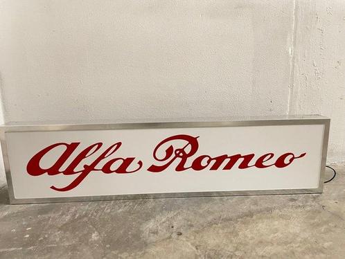 Enseigne lumineuse - Alfa Romeo Fabriqué en Italie en acier, Antiquités & Art, Antiquités | Assiettes décoratives & Carrelages