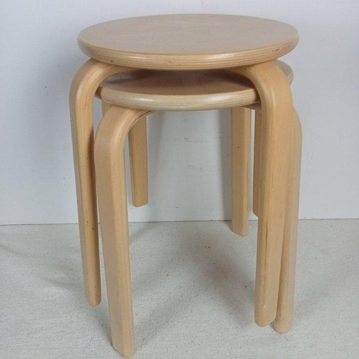 Kruk (2) - Frosta-stijl - Multiplex berk - Twee stapelbaar, Antiek en Kunst, Antiek | Meubels | Stoelen en Sofa's