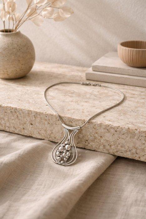 Erik Dennung - Zilver & Verzilverd - Ketting met hanger, Antiek en Kunst, Antiek | Meubels | Stoelen en Sofa's