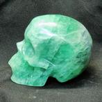 Crâne humain, taillé à la main dans du cristal de fluorite