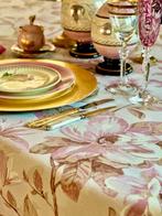 Roze magnoliaprint tafelkleed voor grote tafels. -