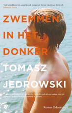 Zwemmen in het donker 9789029093187, Boeken, Gelezen, Tomasz Jedrowski, Verzenden