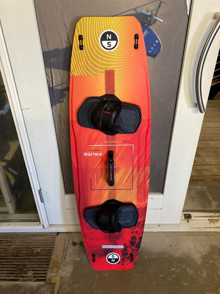 2025 North Prime TT Board 133x39cm Flex TT Bindings S/M, Watersport en Boten, Kitesurfen, Binding, Gebruikt