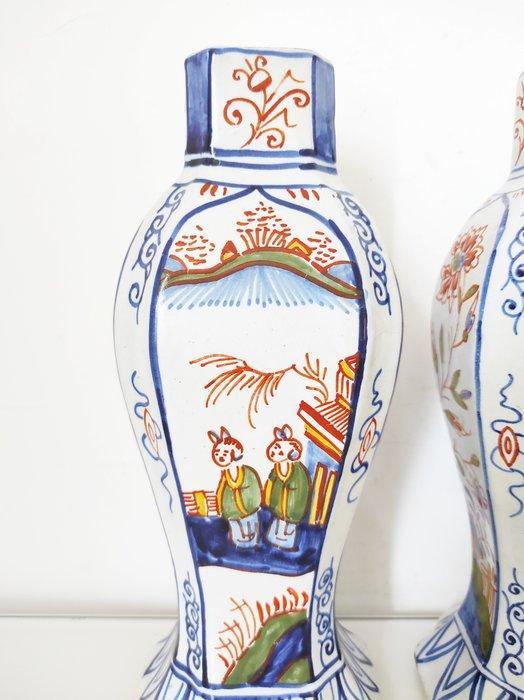 Delft, Plateelbakkerij - Vase - Paire aux personnages, Antiek en Kunst, Antiek | Glaswerk en Kristal