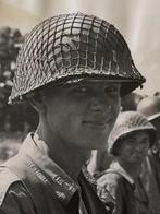 Robert Capa (1913-1954) / Pix. - Soldier on battlefield,