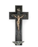 Crucifix - Hout, Gepatineerd Zamak. Tinnen zegenpot. -, Antiek en Kunst