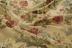 Tissu dameublement or avec des motifs floraux de style