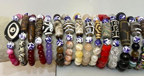 Loting van 20 armbanden met natuurlijke stenen en Dzi van, Antiek en Kunst, Antiek | Boeken en Manuscripten