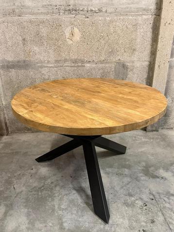Ronde houten tafel met metalen onderstel beschikbaar voor biedingen