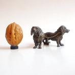 sculptuur, Couple de chiens de chasse Basset attachés - 4 cm