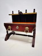 Vitrinekast - Spaans bureaukast met lade en koperen