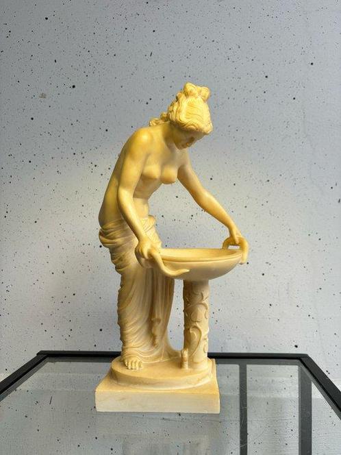 Beeld, Badende Venus: Een Albasten Weergave van de Godin van, Antiek en Kunst, Antiek | Keramiek en Aardewerk