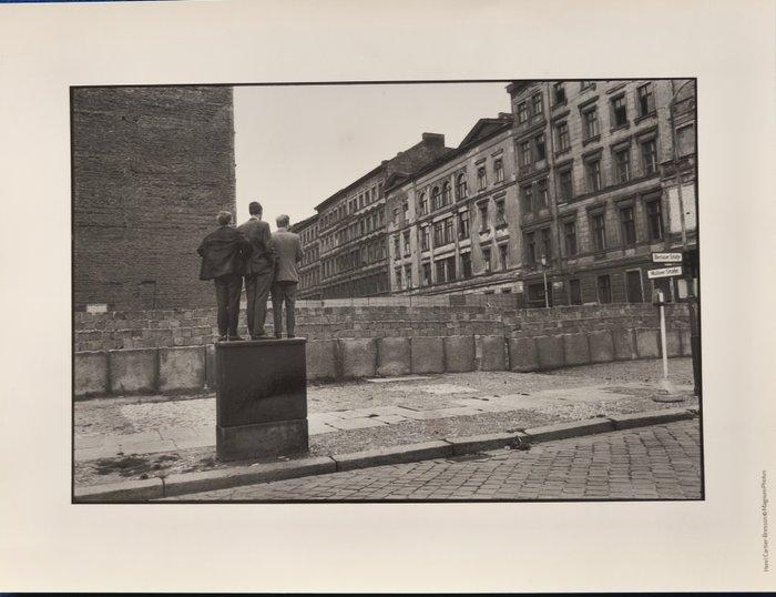 Henri Cartier-Bresson (1908–2004) - The Berlin Wall, 1962, Antiek en Kunst, Kunst | Designobjecten