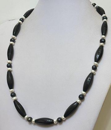 Tourmaline noire (29 x 10) et perles (blanches et noires).