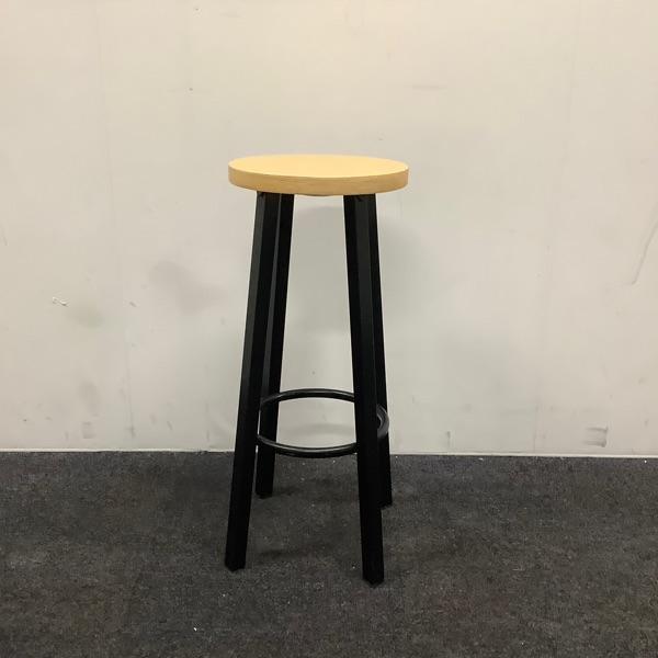 barkruk zithoogte 77 cm, Houten zitiing -  Zwart metalen, Huis en Inrichting, Barkrukken, Gebruikt, Hout