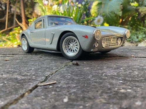 Revell 1:18 - Modelauto - Ferrari - 250 GT Grand Tourismo, Hobby en Vrije tijd, Modelauto's | 1:5 tot 1:12