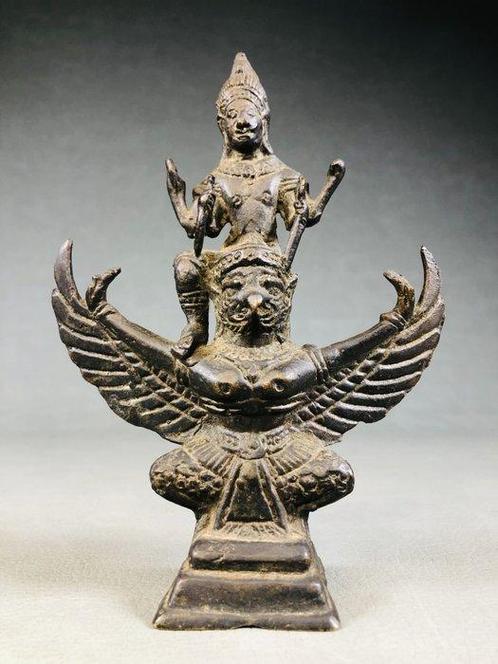 Vishnu soaring through the skies, riding on the sacred bird, Antiquités & Art, Art | Art non-occidental