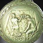 Een antiek zakhorloge van puur zilver met afbeelding van