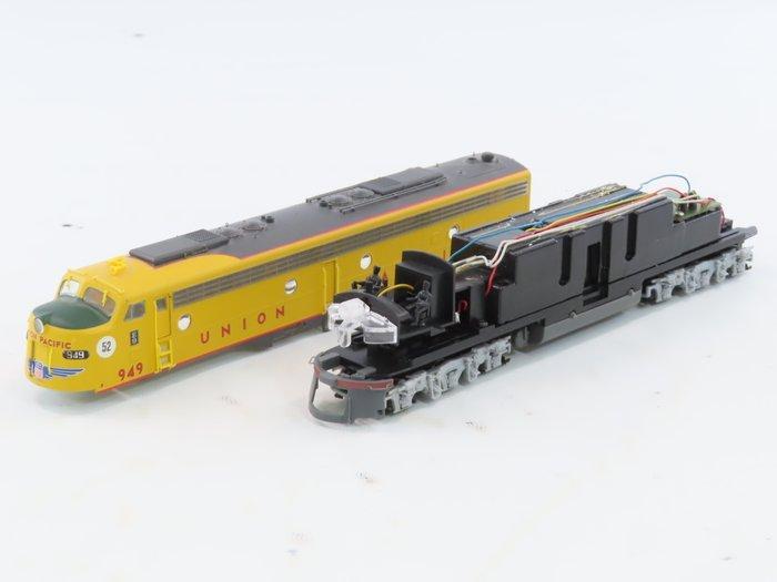 Proto 2000 H0 - 8036/0966 - Locomotive diesel (1) - EMD E8/9, Hobby en Vrije tijd, Modeltreinen | H0