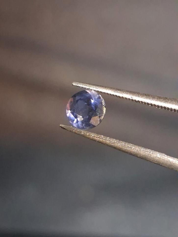 Natural Iolite - 0.474 ct - round - unheated - bluish violet, Handtassen en Accessoires, Edelstenen, Nieuw, Verzenden