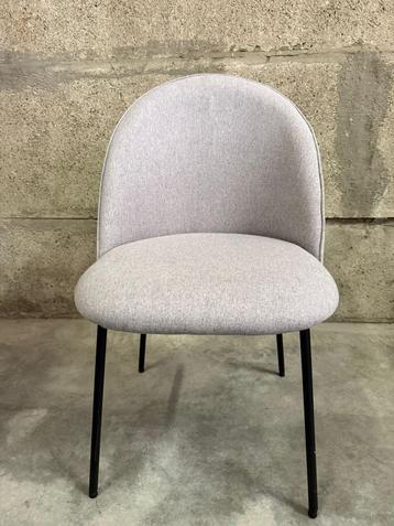 4 grijze stoffen stoelen beschikbaar voor biedingen