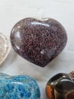 Gros lot avec des cœurs en cristal, de différents minéraux,