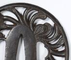 Tsuba (100 g) - Motif ajouré de chrysanthème - Période Edo