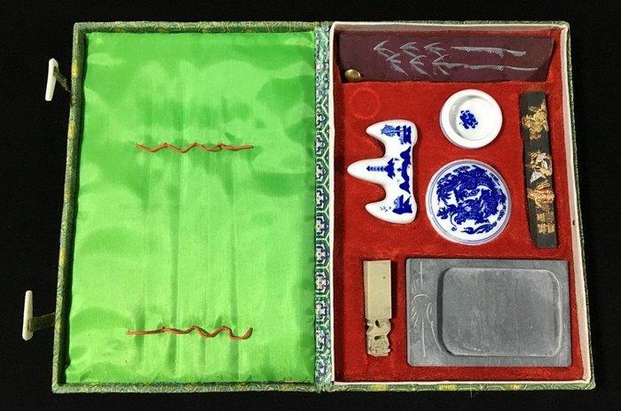 Japanese / Chinese - Beeld, Calligraphy Tool Set / Inkstone,, Antiek en Kunst, Antiek | Speelgoed