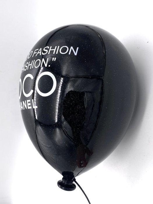 MVR - “I DON’T DO FASHION, I AM FASHION” Coco Chanel Balloon, Antiquités & Art, Art | Objets design