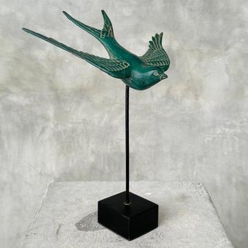 Sculpture, NO RESERVE PRICE - Swallow Fly Down on Stand - 25