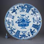 Large Kangxi Floral Basket Charger -  ca. 1700 - Bord -, Antiquités & Art
