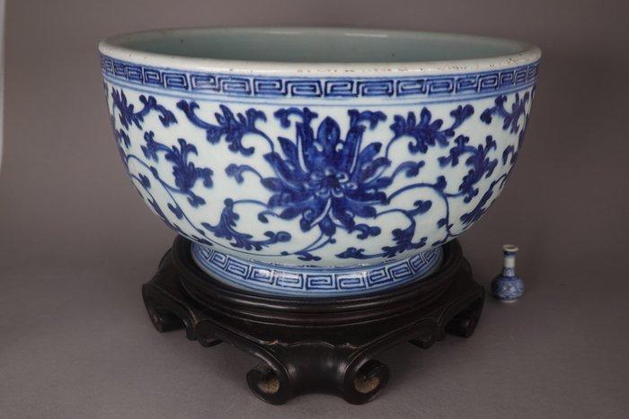 Kom - Large Conjoined Lotus Thickly Potted Dice Bowl -, Antiek en Kunst, Antiek | Overige Antiek