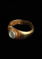 Oud-Romeins Goud Ring met glazen cabochon, Antiek en Kunst
