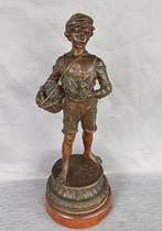 Sculpture, Junge mit Korb - 38.5 cm - Bois, Régule, Antiek en Kunst, Antiek | Keramiek en Aardewerk