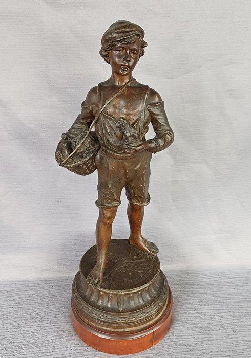 Sculpture, Junge mit Korb - 38.5 cm - Bois, Régule, Antiek en Kunst, Antiek | Keramiek en Aardewerk
