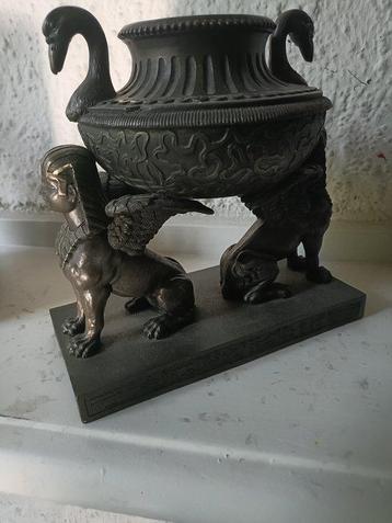 Unknown - Beeldje - Egyptische Sfinx met twee zwanen - resin
