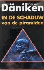 In de schaduw van de piramiden 9789024526017, Boeken, Verzenden, Gelezen, Erich von Daniken