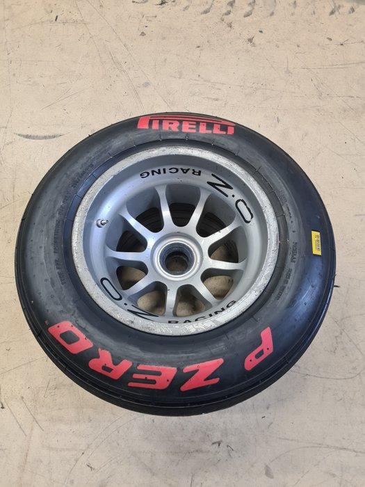Tyre complete on wheel, Verzamelen, Automerken, Motoren en Formule 1