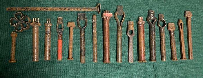 Werktuig (18) - Lederwaren - Leer, Antiquités & Art, Antiquités | Assiettes décoratives & Carrelages