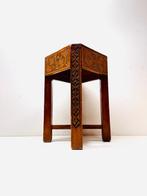 Kruk - Marokkaanse houten kruk met houtsnijwerk en lederen