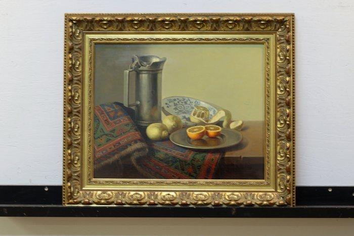 E.P Moleveld (1946-) - Stilleven met kan en fruit., Antiek en Kunst, Kunst | Schilderijen | Klassiek