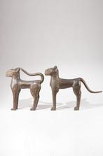 Een bronzen beeldhouwwerk - Benin - Nigeria, Antiek en Kunst